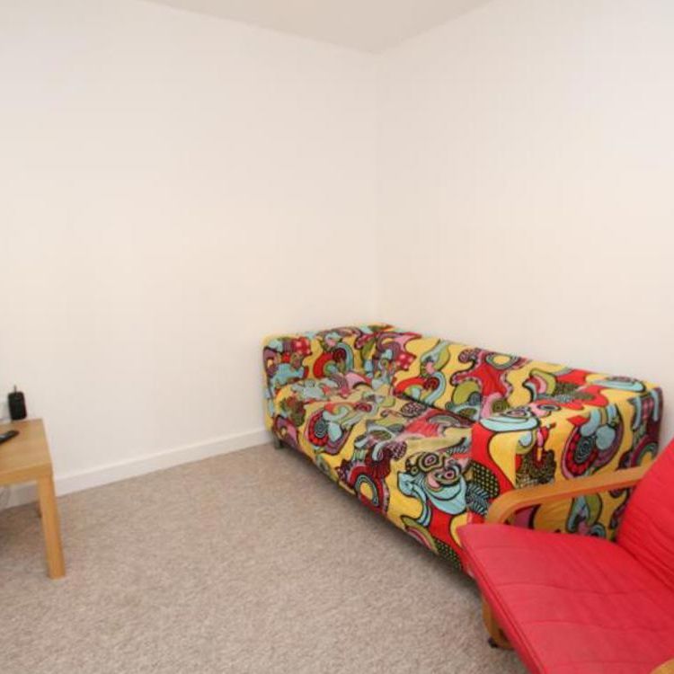 *** STUDENT HOUSE *** A six bedroom student house offered on a fully furnished basis with bills included. The property is available from June 2026. - Photo 1