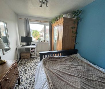 4 bedroom link detached house to rent - Photo 4