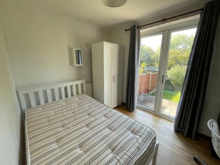 5 bedroom semi-detached house to rent - Photo 2