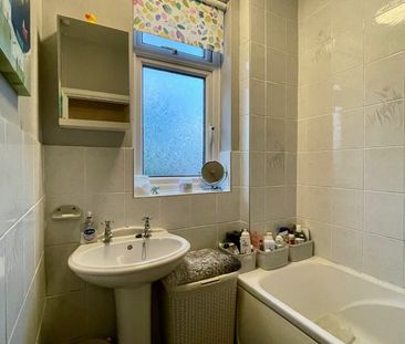 3 Bed Terraced House, Norwood Gardens, IG5 - Photo 6