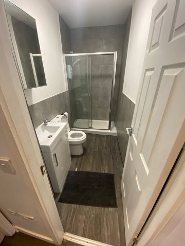 5 Bed Terraced House, Strawberry Road, M6 - Photo 4