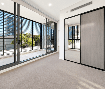 Stylish Two Bedroom Apartment with Study - Photo 4