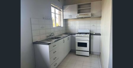 CONVENIENT LIVING IN THE HEART OF MAIDSTONE - Photo 2