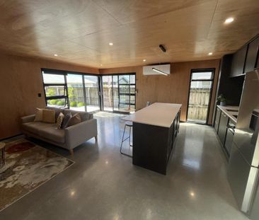 Fully Furnished Three bedroom home - Photo 2