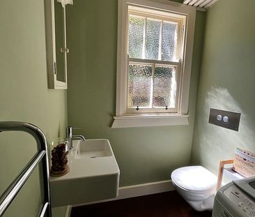 Walk to work! Quaint furnished cottage (Thorndon) - Photo 4