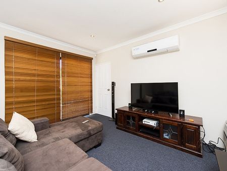 Modern Street Front Villa - Photo 2