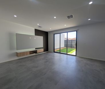 Brand New 5m from Craigieburn Village - Photo 1