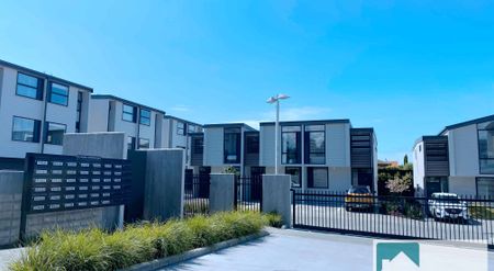 3 Level Modern Townhouse 3 Bedrooms & 2 Bathrooms - Photo 4