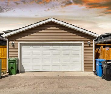 Spacious 3 Bedroom Upper Level Home With Double Garage In Redstone - Photo 4