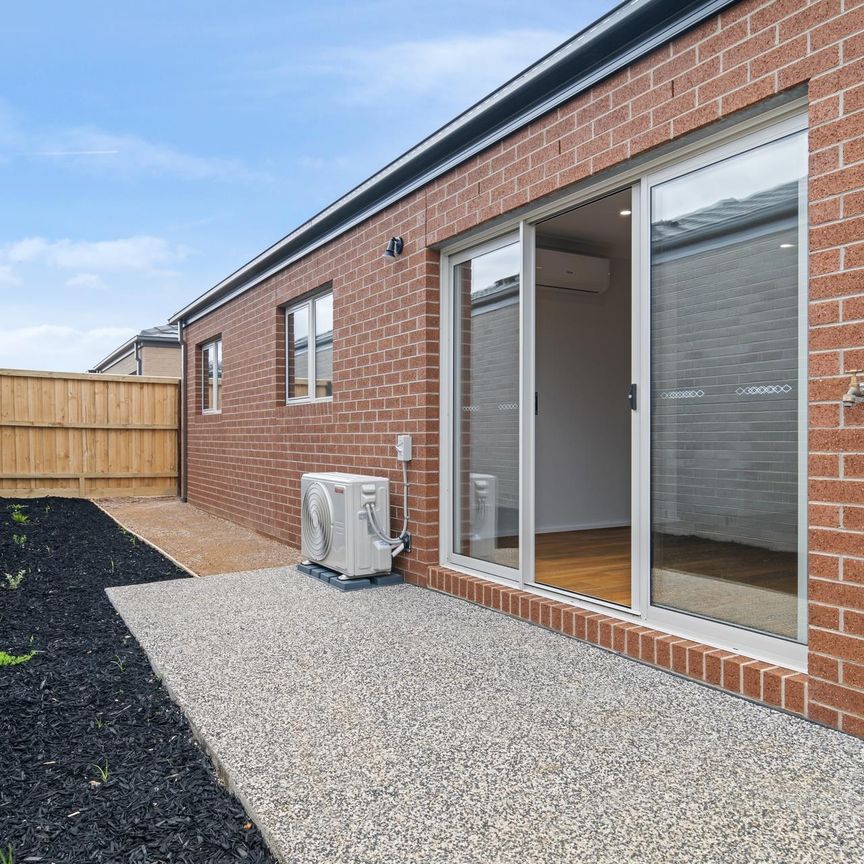 21 Petunia Cres, Armstrong Creek VIC 3217 - House For Rent | Domain - Photo 1