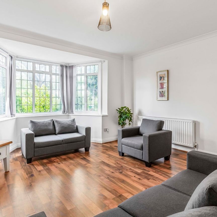 4 Bed Detached House, Westhorne Avenue, SE9 - Photo 1