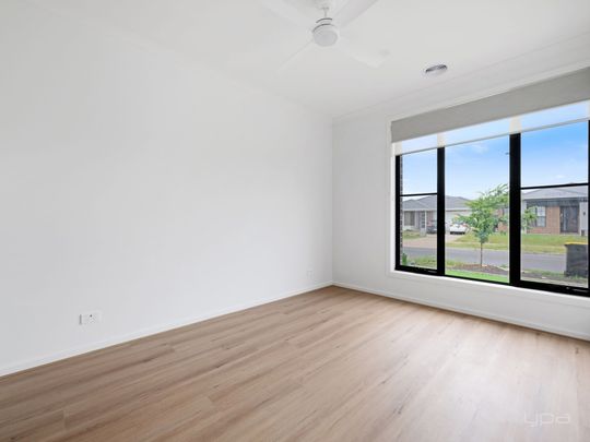 5 BEDROOM FAMILY HOME WITH 3 BATHROOMS - Photo 1