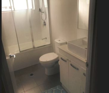 Modern Furnished Room with Private Bathroom, Move in Ready, Ideal f... - Photo 3