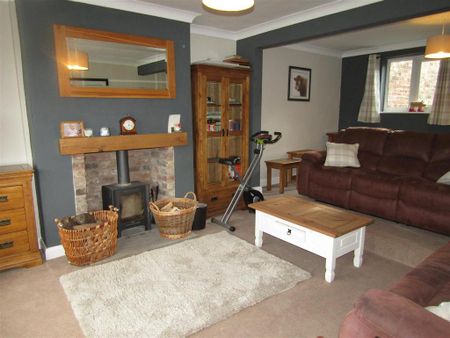 3 bedroom end of terrace house to rent - Photo 2