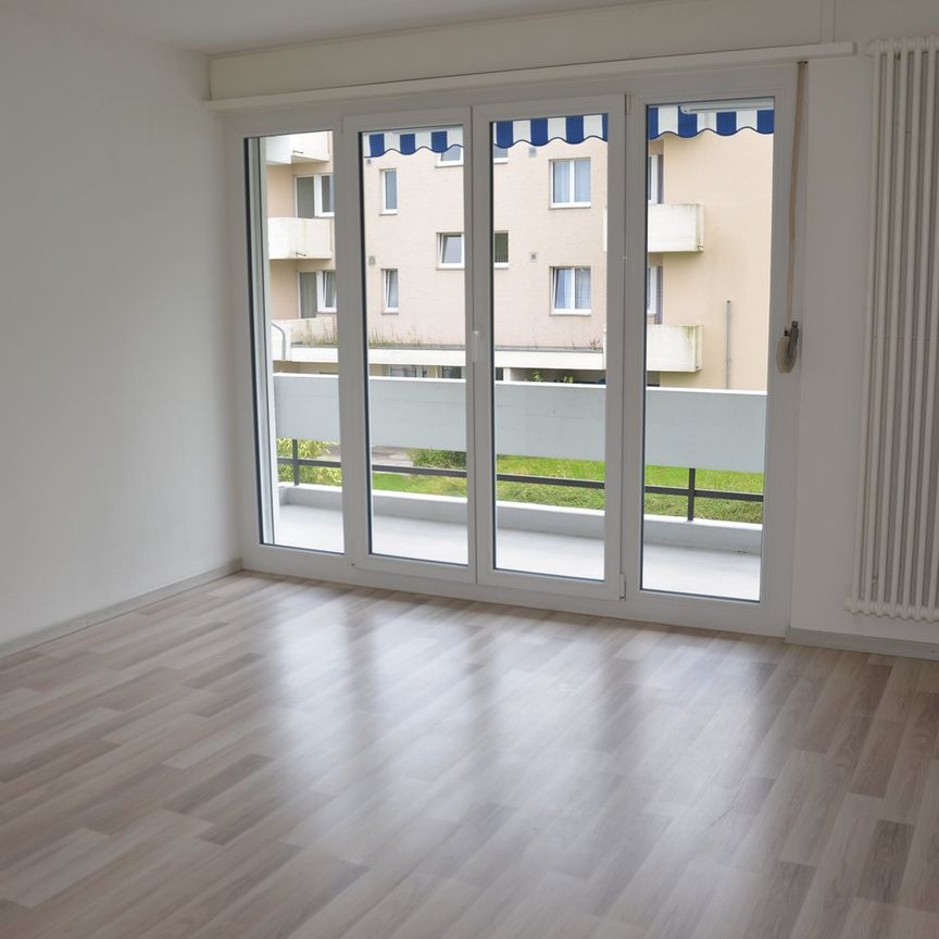 "Moderne 3.5 Zimmer-Wohnung mit schönem Balkon" - Photo 1