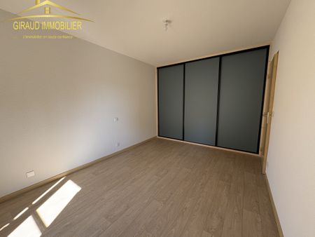 Location Appartement 3 pièces 74m² CHARLIEU 42190 - Photo 2