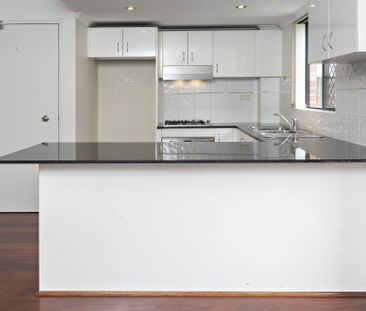 Modern double brick townhouse in convenient location - Photo 5