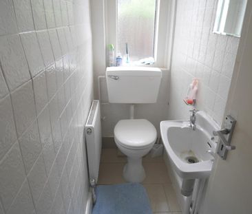 1 bedroom in a flat share to rent - Photo 3