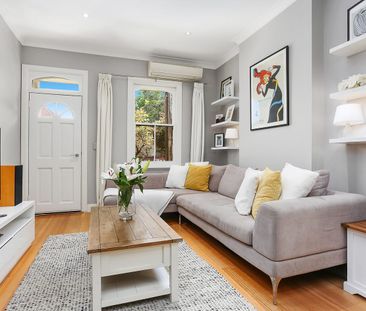 Style & quality in a modern two-level terrace - Photo 1