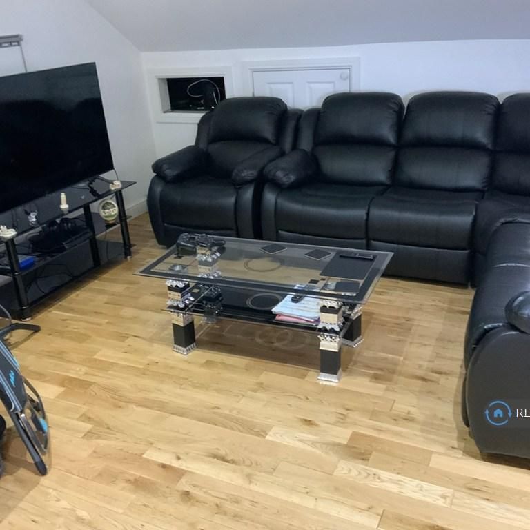 3 bedroom flat to rent - Photo 1