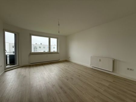 Mit Loggia und großem Wohnzimmer - Photo 3