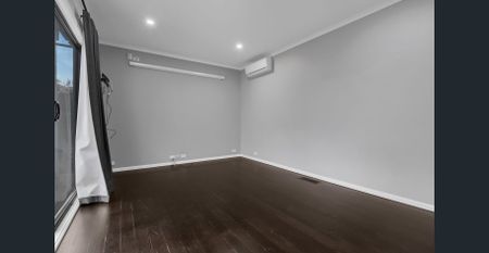 Immaculate 3 Bedrooms Home Just Minutes to Everything! - Photo 2