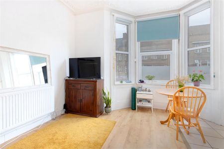 Streatham High Road, Streatham Station, SW16, London - Photo 2