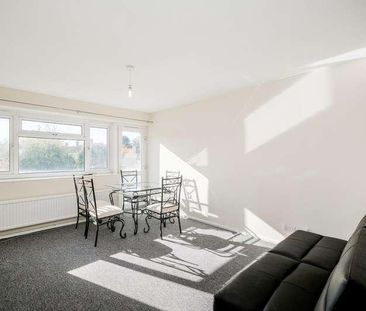 Brading Crescent, Wanstead, E11 - Photo 2