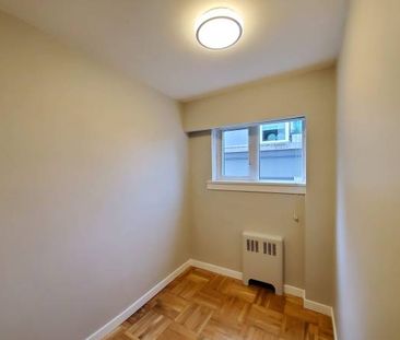 Beautiful Pet Friendly Large Studio + Den In The West End - Photo 4