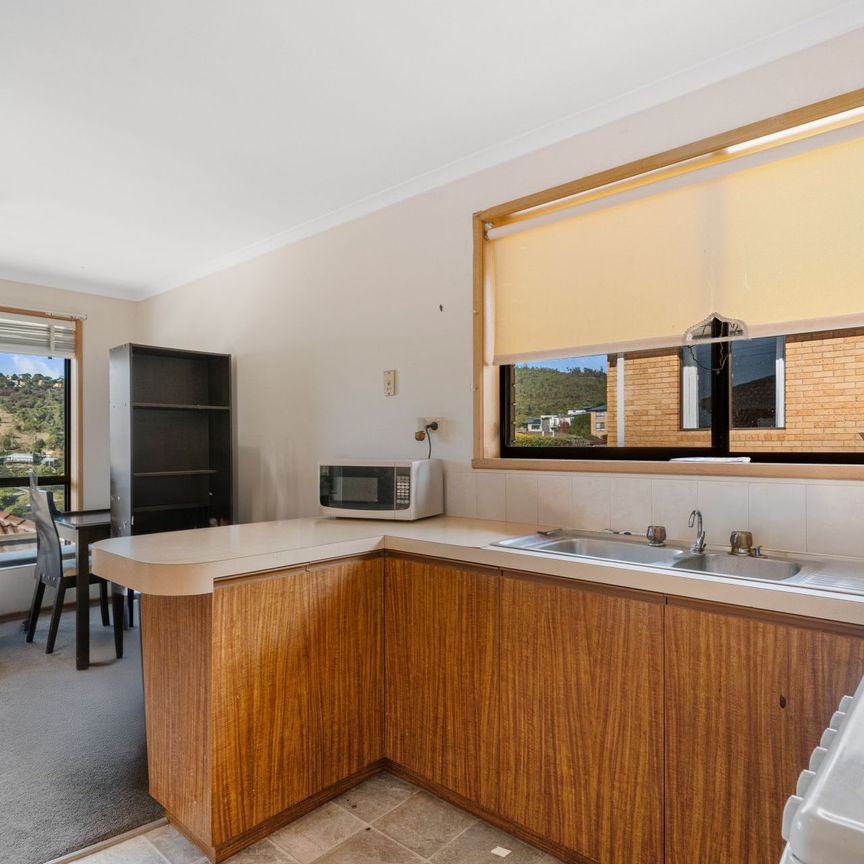 Comfort & Convenience in Glenorchy - Photo 1