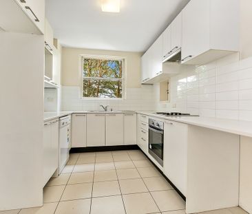 Light & Spacious Apartment in Convenient Location &ast;&ast; Available Now &ast;&ast; - Photo 6