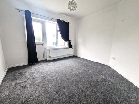 1 Bed Flat, Shere Rod, IG2 - Photo 2