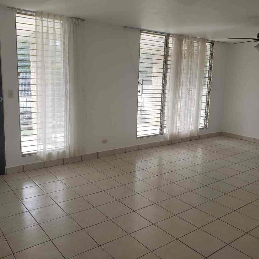 Casa amplia de 4 habitaciones, en zona norte, ideal para Oficina. - Foto 1