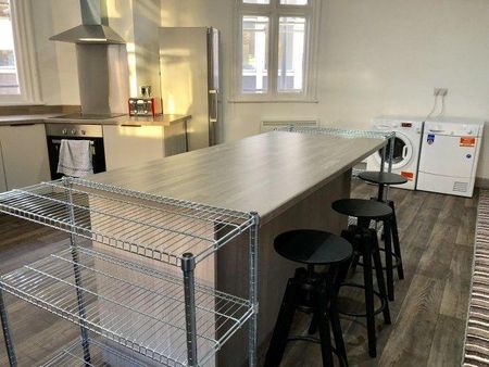 12 bedroom flat to rent - Photo 5