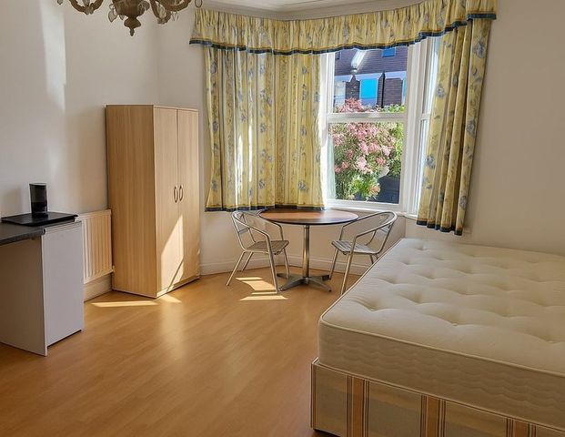 Studio Flat, Jesmond Avenue, HA9 - Photo 1