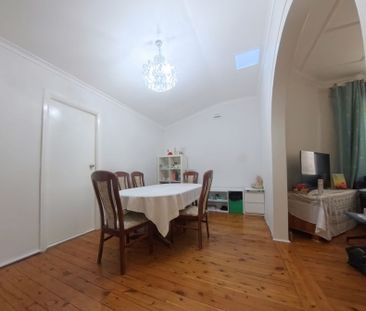 New Renovated 4 Spacious Bedrooms with Sunroom - Photo 4