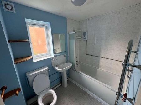 Cherry Blossom Close, Palmers Green, N13 - Photo 2