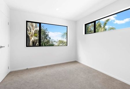 Perfect for professionals or young family! - Photo 2
