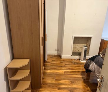 Room in a Shared House, Manor Way, CR4 - Photo 3