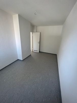 Schöne 4-Zimmer Erdgeschosswohnung mit Balkon zu vermieten - Foto 1