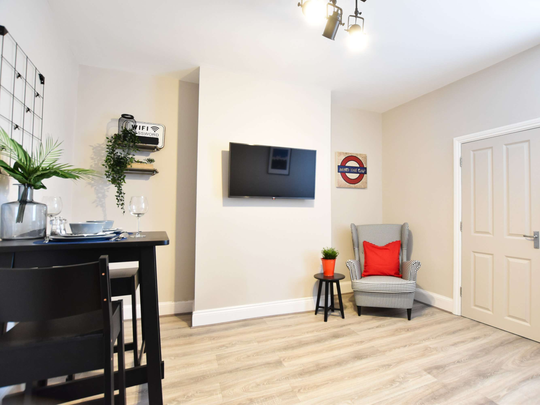 🏙️ Comfy Ensuite + Great House Vibes! Room 6 - Photo 1