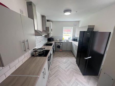 1 bedroom in a house share to rent - Photo 2