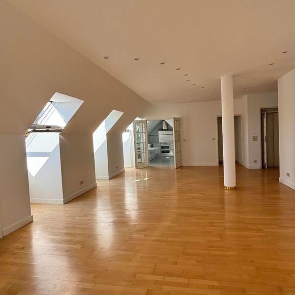 Dachgeschossmaisonette ~ ca. 140 m² ~ 3 Zimmer ~ großer Wohnbereich und Terrasse - Photo 1