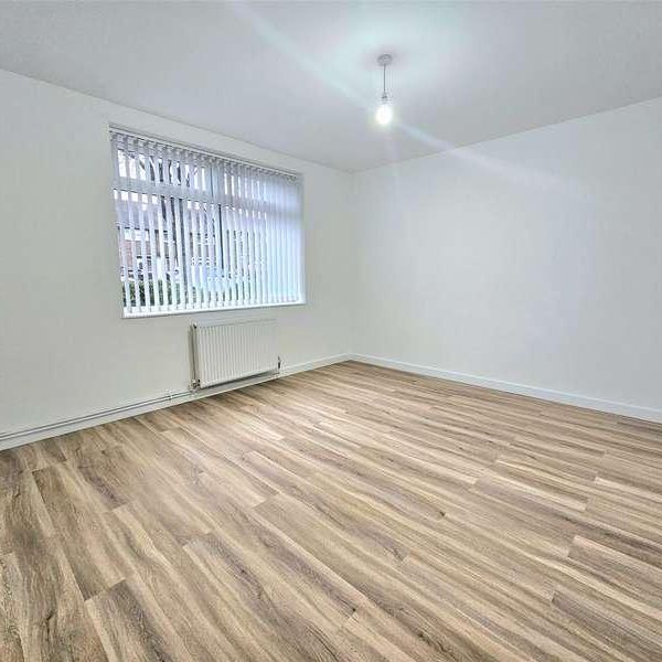 North Hill Drive, Romford, RM3 - Photo 1