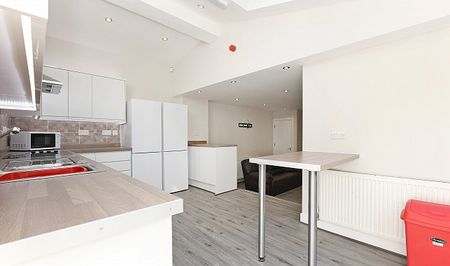 Stylish 4-Bed Ensuite Student House on Vibrant Ecclesall Road - Photo 5