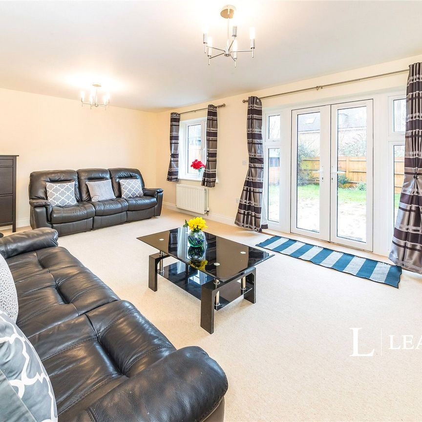 4 bedroom house to rent Sheffield Street, East Grinstead, West Sussex, RH19 - Photo 1