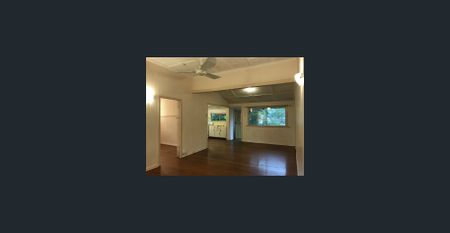 Three bedroom Family Home - Photo 3