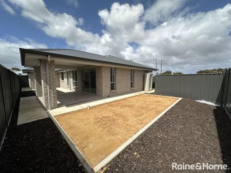 Brand New 4-Bedroom Family Home in Munno Para Downs! - Photo 5