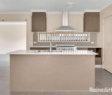 Stylish 3-Bedroom Family Home with Modern Comforts in Craigieburn - Photo 6