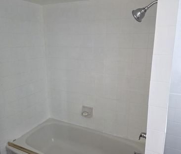 206 Hughson Street North apartment — Hamilton, ON (1-Bedroom) - 1 B... - Photo 3